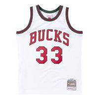 Mitchell & Ness NBA Swingman Jersey 'Milwaukee Bucks - Kareem Abdul-Jabbar 1971-72' SMJYAC18108-MBUWHIT71KAB