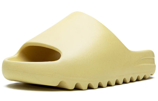 adidas Yeezy Slides 'Desert Sand' FW6344