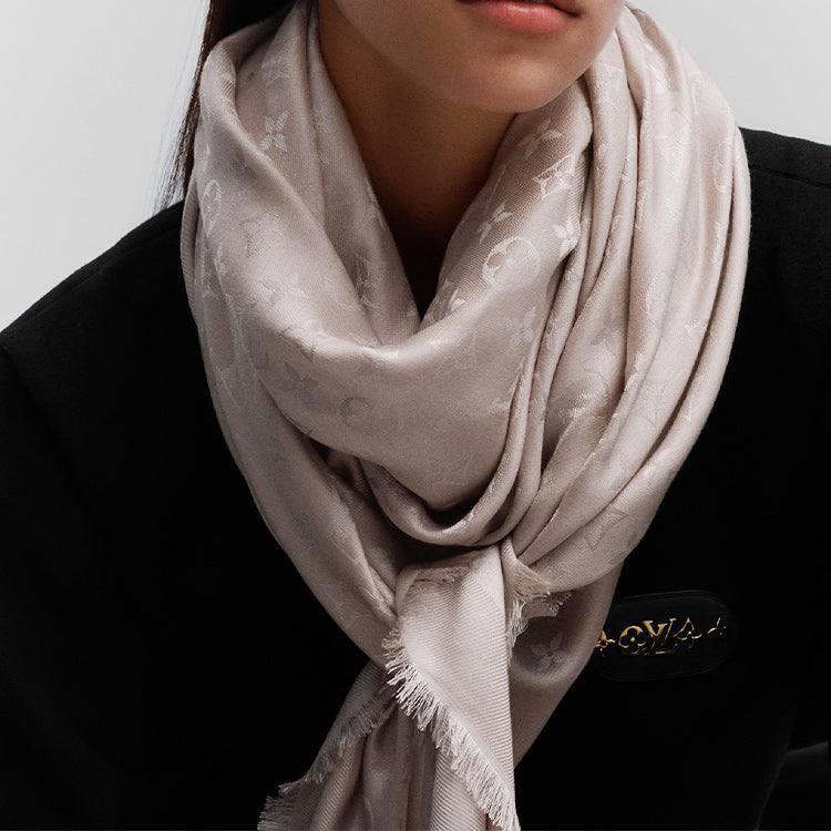 LOUIS VUITTON M92498 Monogram Classic Shawl