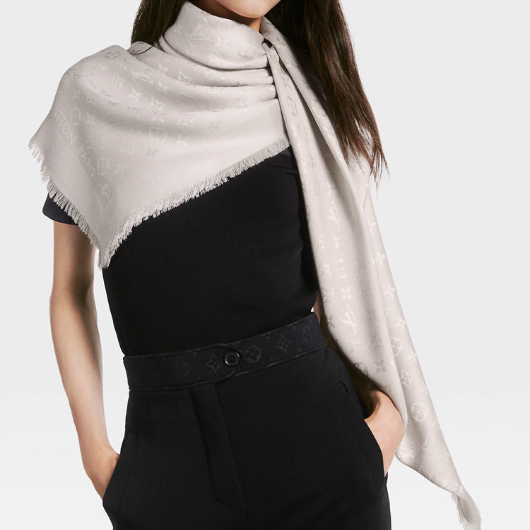 LOUIS VUITTON M92498 Monogram Classic Shawl